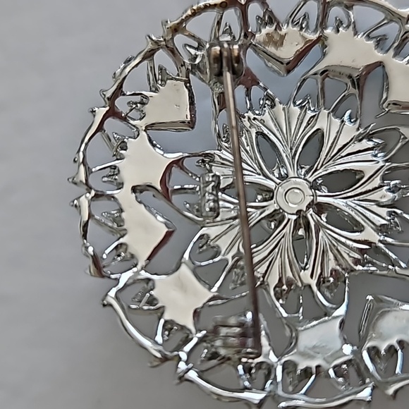 STAR Vintage Enamel 1 5/8"Dia. Silvertone Brooch - Picture 6 of 6